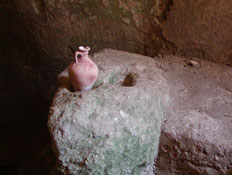 גת עתיקה -כד חרסינה מונח בתוך אבן